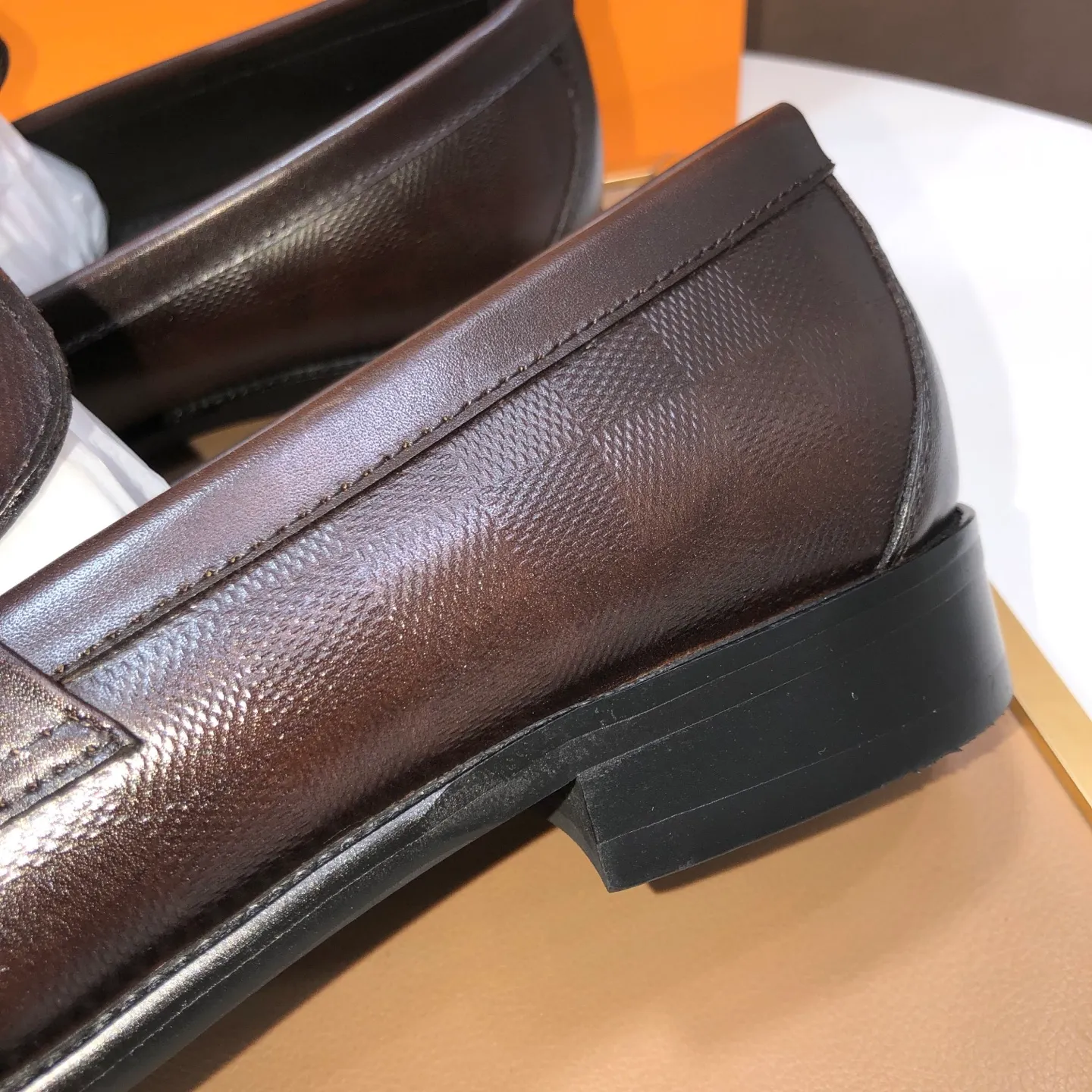 Men's men's shoes💰540💰[LV] (original single cowhide lining)🍀LV's latest genuine leather business suit shoes are available on the official website at the same time. The first-layer cowhide imported from Italy is made of heavy gold, and the official website has a 1:1 rubber outsole. Versatile to wear, high-end without losing class, and the color combination is extraordinary. This four-season style is alluring when worn on your feet, showing off your big-name flair. Standard code 38-45 (45 customized)